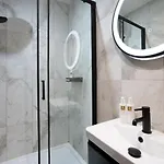 Apartment Gem: Parking Balcony Scenic Views *