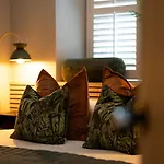 Apartment Gem: Parking Balcony Scenic Views *